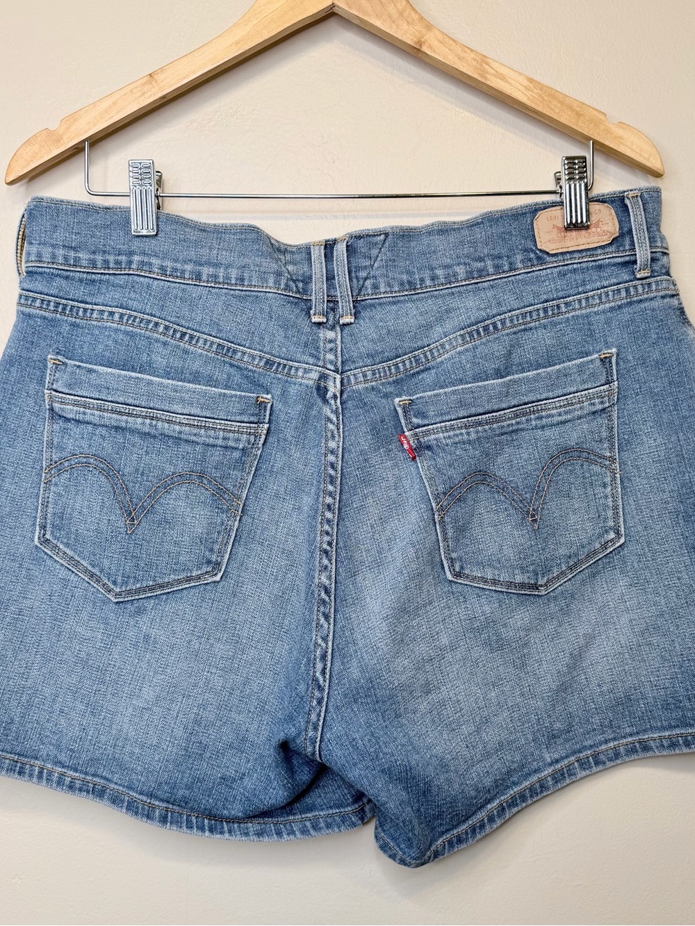 Levi's | Y2K Mid-High Rise Med Blue Wash Quality Denim Stretch Jean Shorts - Picture 3 of 13